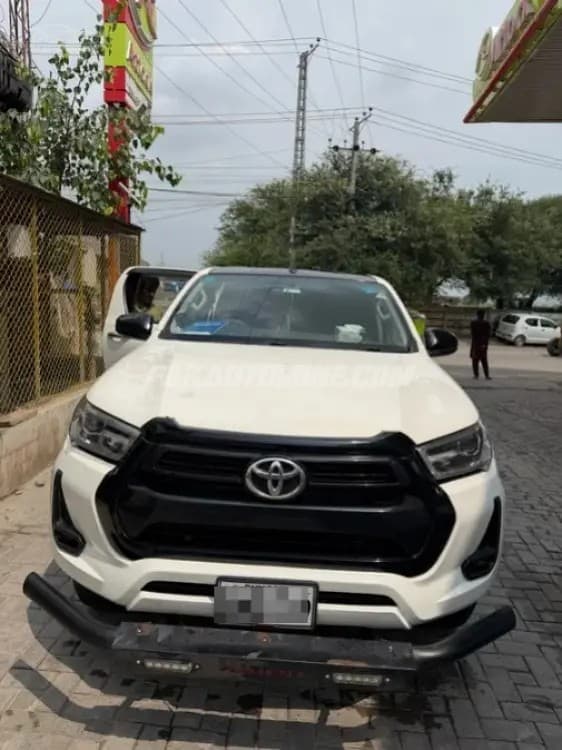 Toyota Hilux Revo 2018 V Automatic 2.8